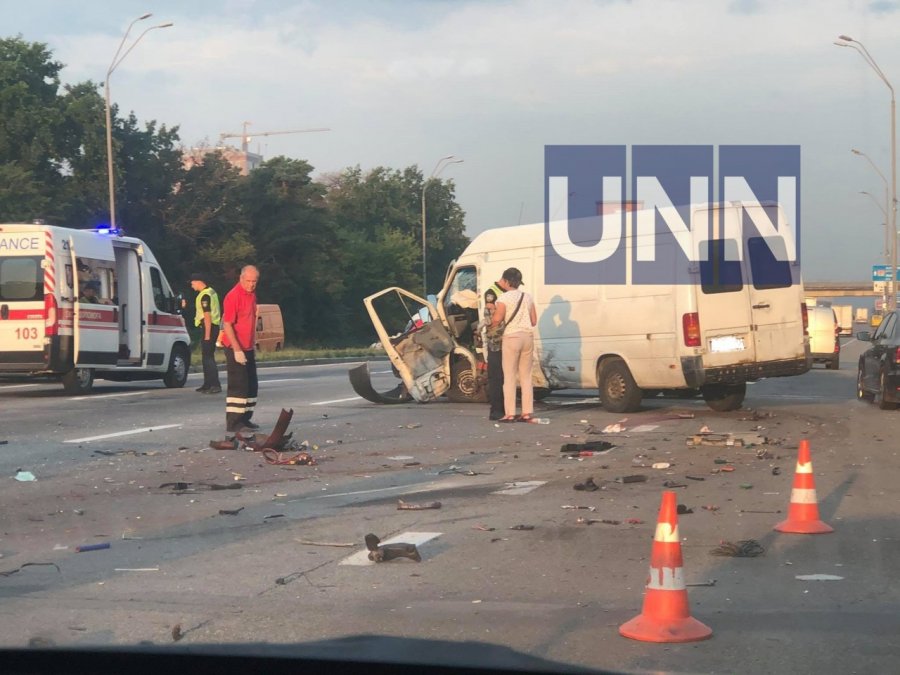 Масштабна аварія: на Броварському проспекті утворився величезний затор