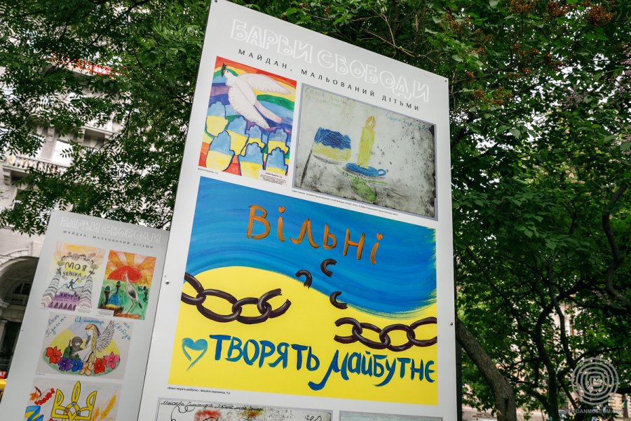 У «Прометеї» триває виставка дитячих малюнків «Барви Свободи. Майдан, мальований дітьми»
