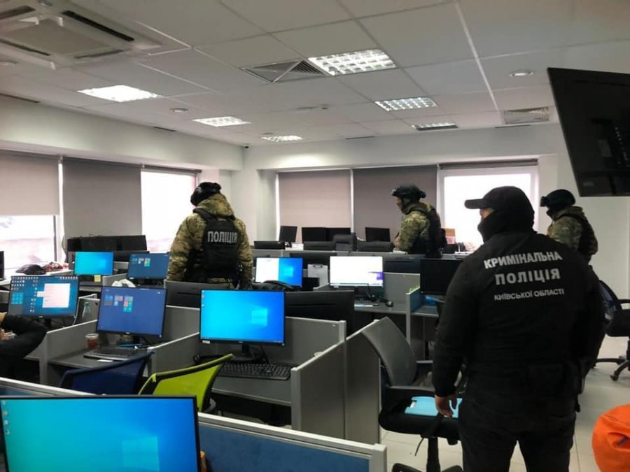 Поліція Київщини викрила колекторський центр, який погрожував вчителям Броварської школи