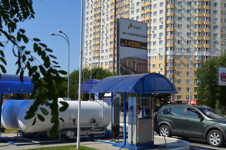 Друзям – все. Іншим – закон