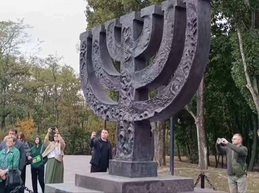 "Якщо не буде культури памяти того, що відбулося тут, у нашій країні, то завтра забудуть те, що відбувається зараз: у центрі Києва відбувся девятий щорічний Марш памяті жертв Бабиного яру, що відбувається зараз