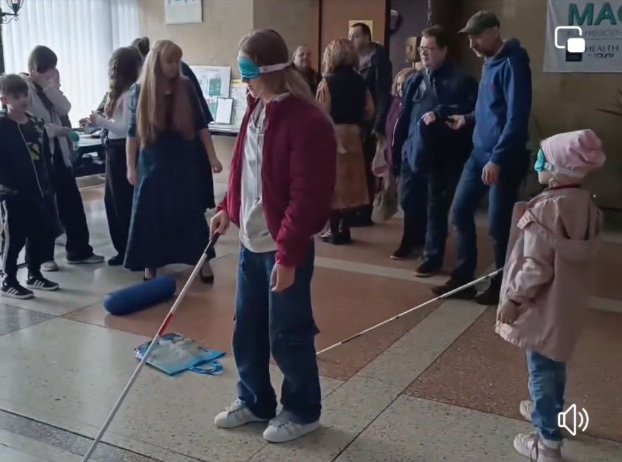 На прохання "підкажіть, яка це маршрутка" часто чуємо: "ти що, сам не бачиш"?: про що говорили під час заходу до "Дня білої тростини" у МКЦ