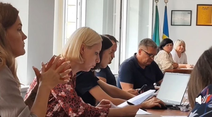 Дубова алея у Требухові: мешканці просять створити зелену зону офіційно, міська рада надсилає "відписки", депутати доручили вивчити питання